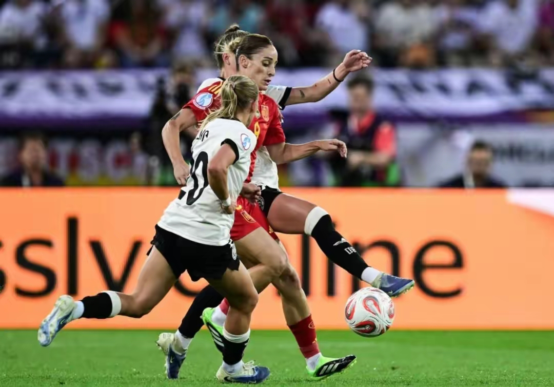 西班牙女足队员展现出色表现,逆转胜利晋级 西班牙女足队员展现出色表现,逆转胜利晋级