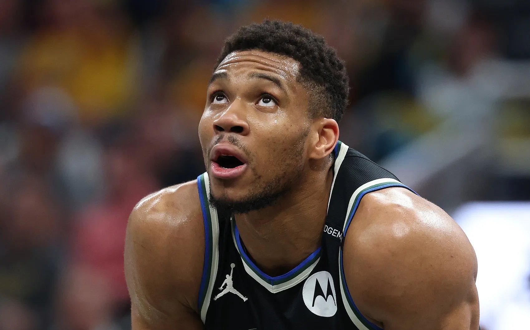 雄鹿遭遇横扫，字母哥孤军奋战难奏效